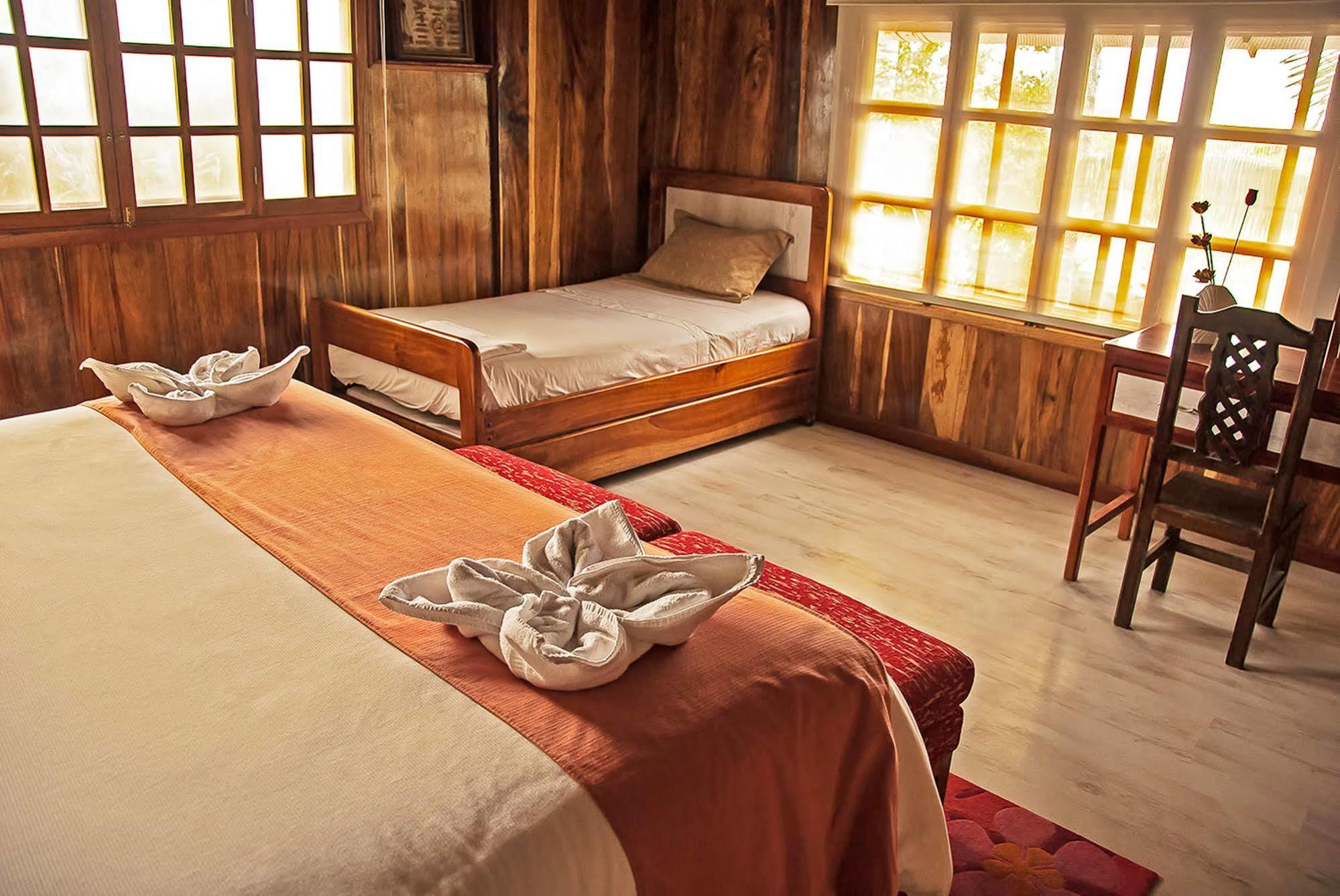 The Wooden House Hotel ปวยร์โต วิลยามิล ภายนอก รูปภาพ